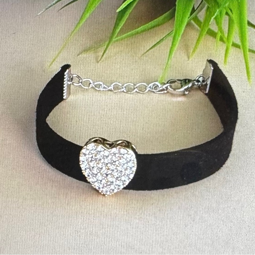 Elegant black  Bracelet the heart is made of gold plated 18k
